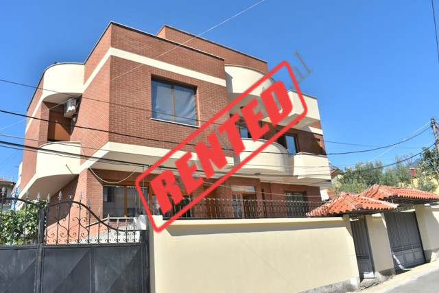 Vile 3 kateshe me qira prane rruges Sadik Petrela dhe Bulevardit Bajram Curri&nbsp;&nbsp;ne Tirane.
